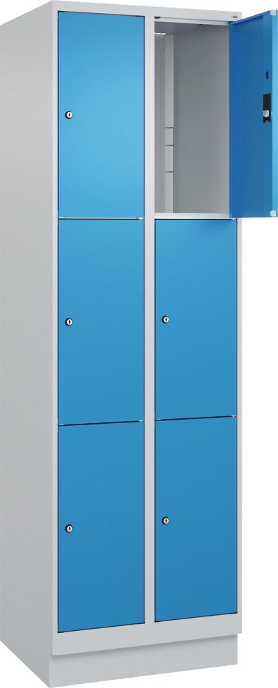 Fächerschrank CP, CLASSIC B600xT500xH1950 mm RAL 7035/5012, 2x3 Fächermit 100 mm hohem Sockel