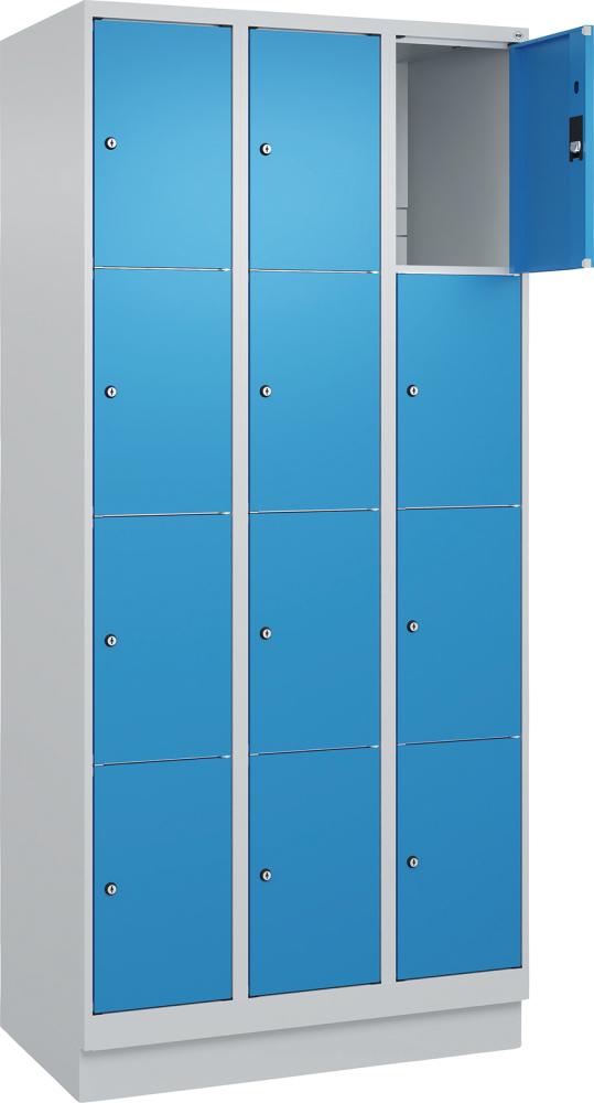 Fächerschrank CP, CLASSIC B900xT500xH1950 mm RAL 7035/5012, 3x4 Fächermit 100 mm hohem Sockel