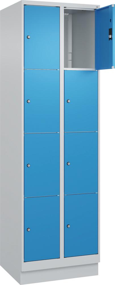 Fächerschrank CP,  CLASSIC B600xT500xH1950 mm RAL 7035/5012, 2x4 Fächermit 100 mm hohem Sockel
