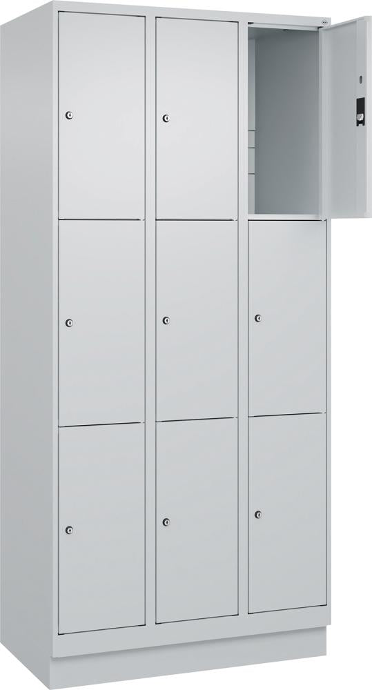 Fächerschrank CP,  CLASSIC B900xT500xH1950 mm RAL 7035/7035, 3x3 Fächermit 100 mm hohem Sockel
